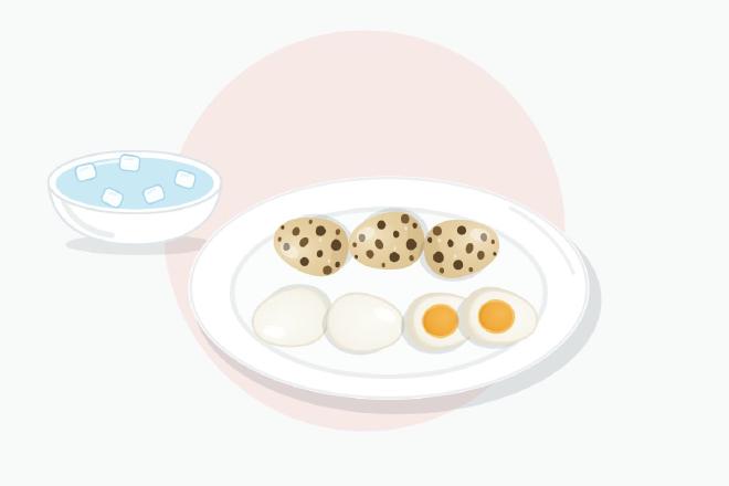 Illustration von sechs hartgekochten Wachteleiern auf einem weißen Teller: drei in gesprenkelter Schale, zwei geschält und eines halbiert mit festem Eigelb, neben einer Schüssel Eiswasser