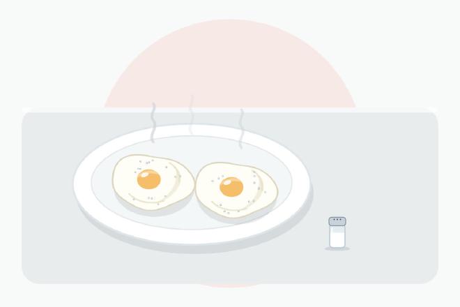 Dos huevos escalfados con la clara bien cuajada sobre un plato, con la yema redonda y brillante visible bajo un velo fino de clara